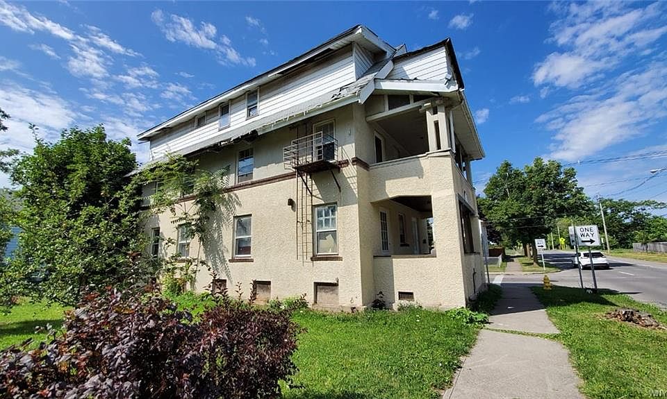 Exterior of the apartment building at 567 9th St, Niagara Falls NY